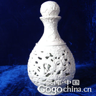 龙腾玉壶春镂空雕花酒瓶