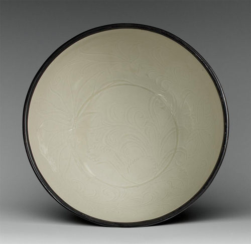 北宋定窑莲花纹大碗 高11.5厘米 直径24.8厘米 萨缪尔·彼得斯1926年馈赠纽约大都 会博物馆 ARTstor供图